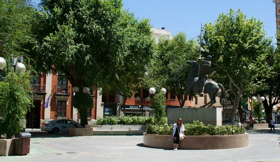 Plaza del Pilar y la estatua de Don Quijote.