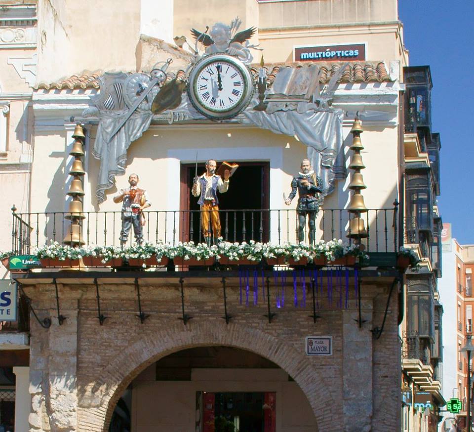 El reloj carillón en el que la figura autómata de Don Miguel de Cervantes sale al exterior del balcó