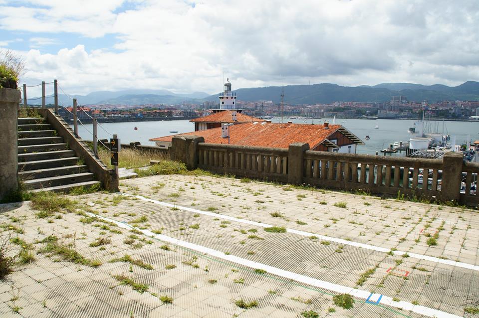  Paseando llegamos a otra zona del jardín preparada con piso de losas. 