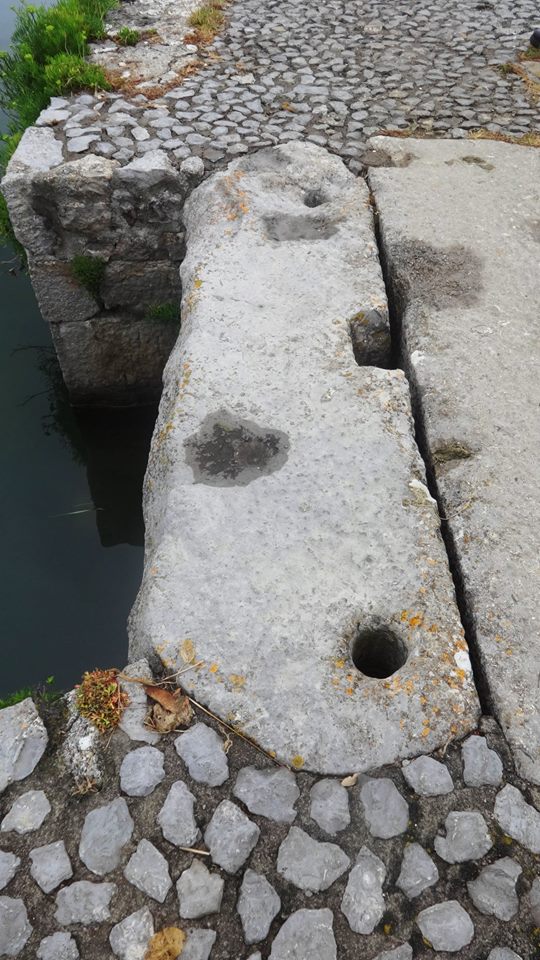 Compuertas.