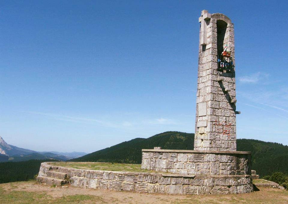 -¡Al fin! Se llama Monumento a los Montañeros Muertos. 