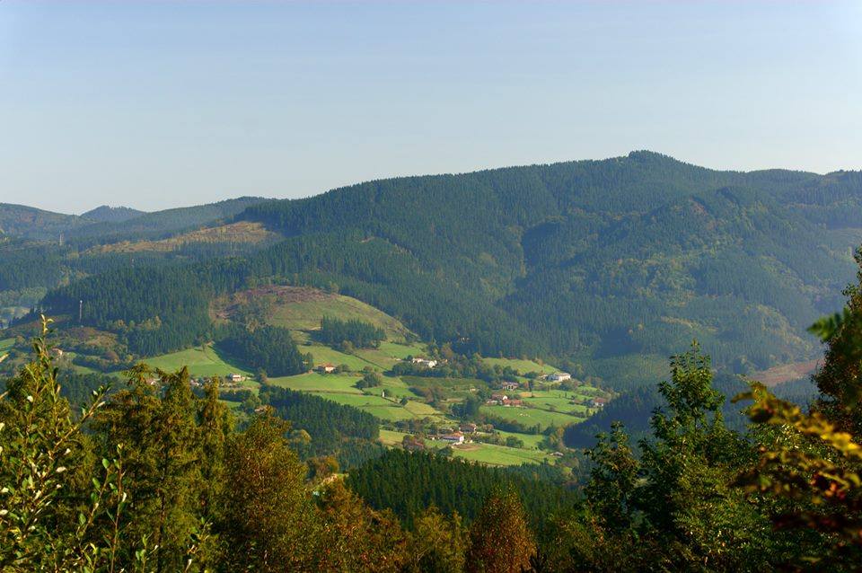 Vistas bajando al valle camino hacia Elorrio .