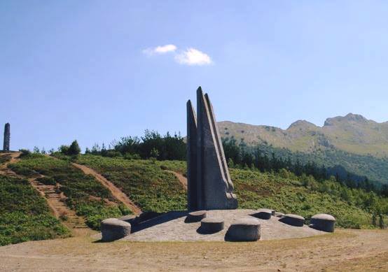 Justo en el punto de encuentro de esa piedra se ha alzado el monumento al montañero desaparecido. 