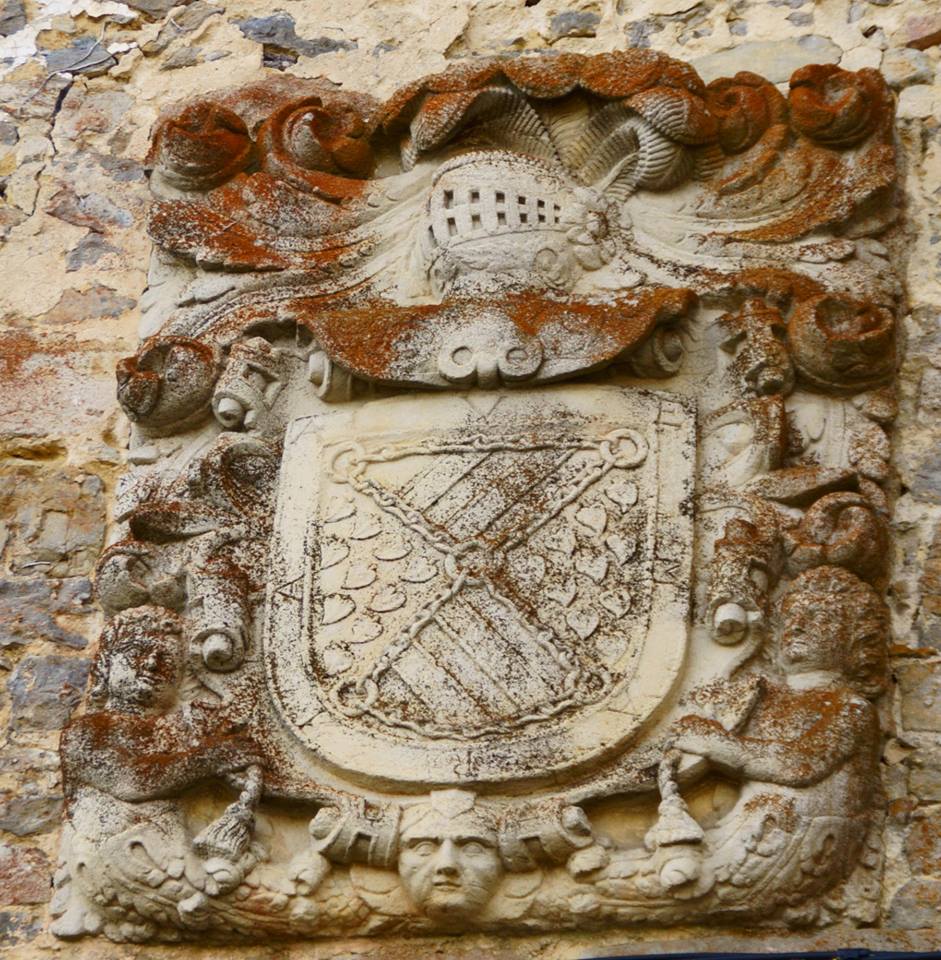 Escudo de la casa torre de los Mendoza.