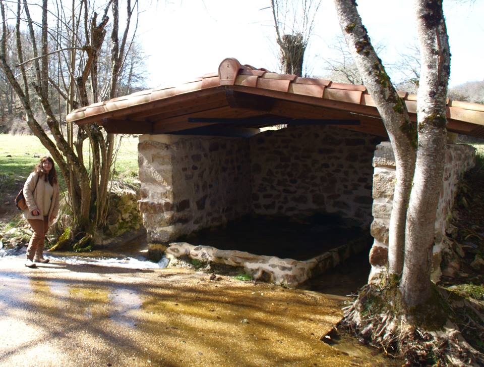 Y cerca del puente viejo Junto al río...