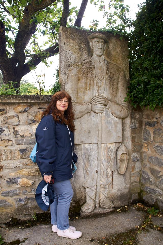 ESCULTURA JUNTO A LA CASA