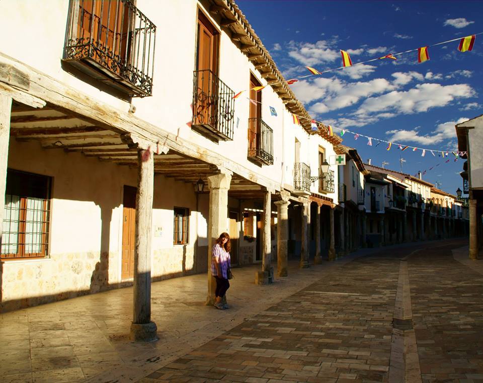 COLUMNAS DE PIEDRA Y DE MADERA