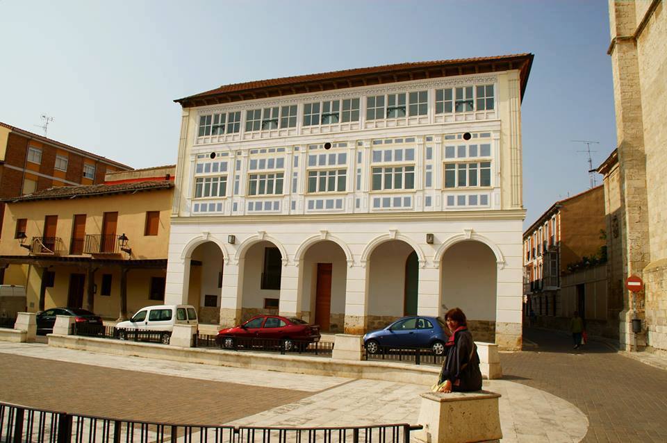 EN LA PLAZA JUNTO A LA IGLESIA