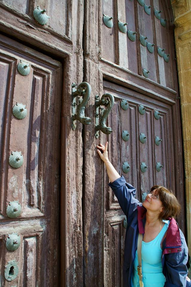 DETALLE DE LAS PUERTAS DE LA IGLESIA