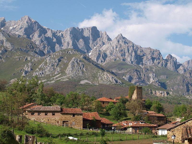 UN BELLO PUEBLO AL PIE DE UN MACIZO